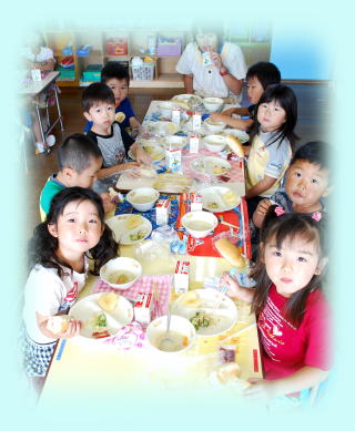 幼稚園での給食の様子　その1