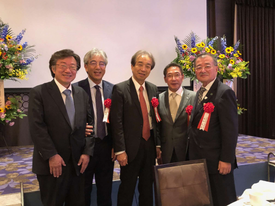 永田理事長、内村学長、石竹医学部長との記念撮影