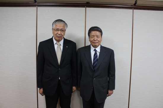 平成30年8月11日、久留米大学医学部同窓会の松本英則会長が来町