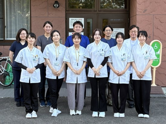 久留米大学医学部医学科第2学年学外施設体験学習の学生6名との記念撮影