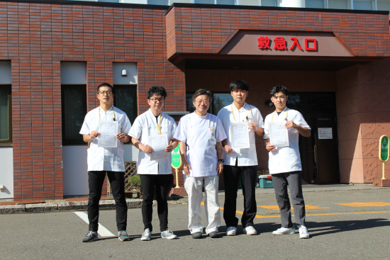 久留米大学医学部医学科第2学年の学生4名との記念撮影