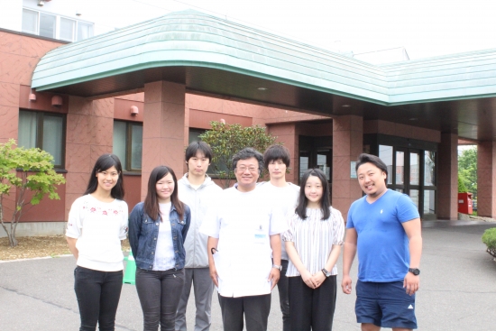 久留米大学医学部医学科第2学年の学生5人との記念撮影