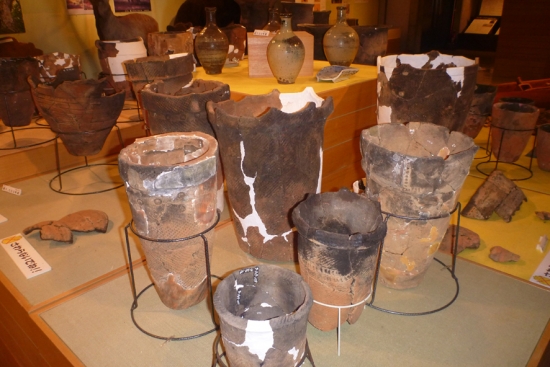 ビジターセンターの出土品展示の写真