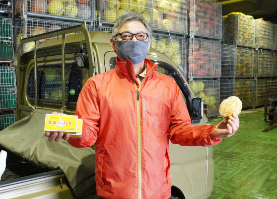 ホタテとバターを手に持つ男性の写真