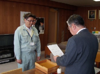 標津町認定第8号 有限会社 和光が認定証を交付される様子