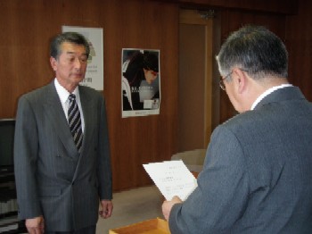 標津町認定第9号 中山間地域標津集落が認定証を交付される様子