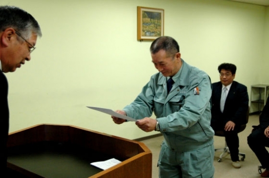 標津町認定第1号 株式会社 道東土建興業が認定証を交付される様子