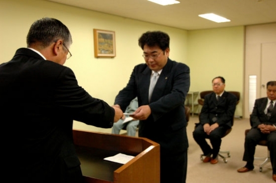 標津町認定第2号 出口設備 有限会社が認定証を交付される様子