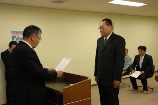 標津町認定第3号 環境サービス 有限会社が認定証を交付される様子