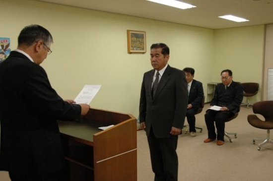 標津町認定第4号 株式会社 篠田興業が認定証を交付される様子