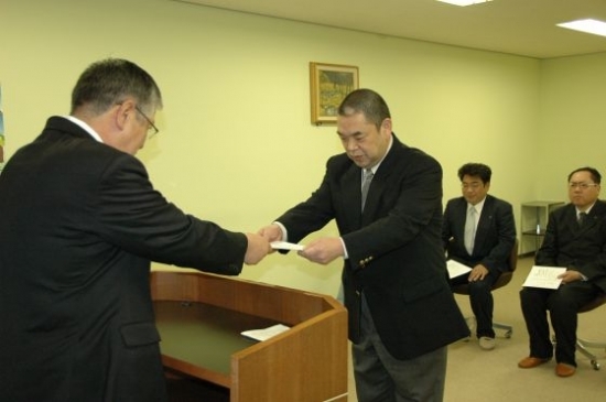 標津町認定第5号 標津町料飲店組合が認定証を交付される様子