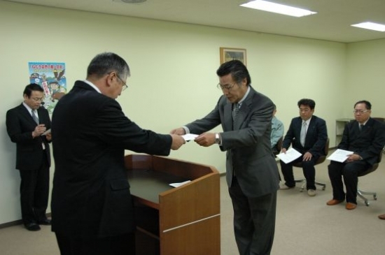 標津町認定第7号 グリーンマネジメント有限会社が認定証を交付される様子