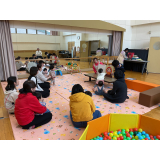 読み聞かせに夢中の子供たち