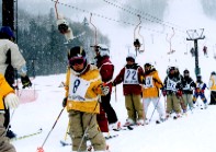 標津町営金山スキー場でスキーをする様子